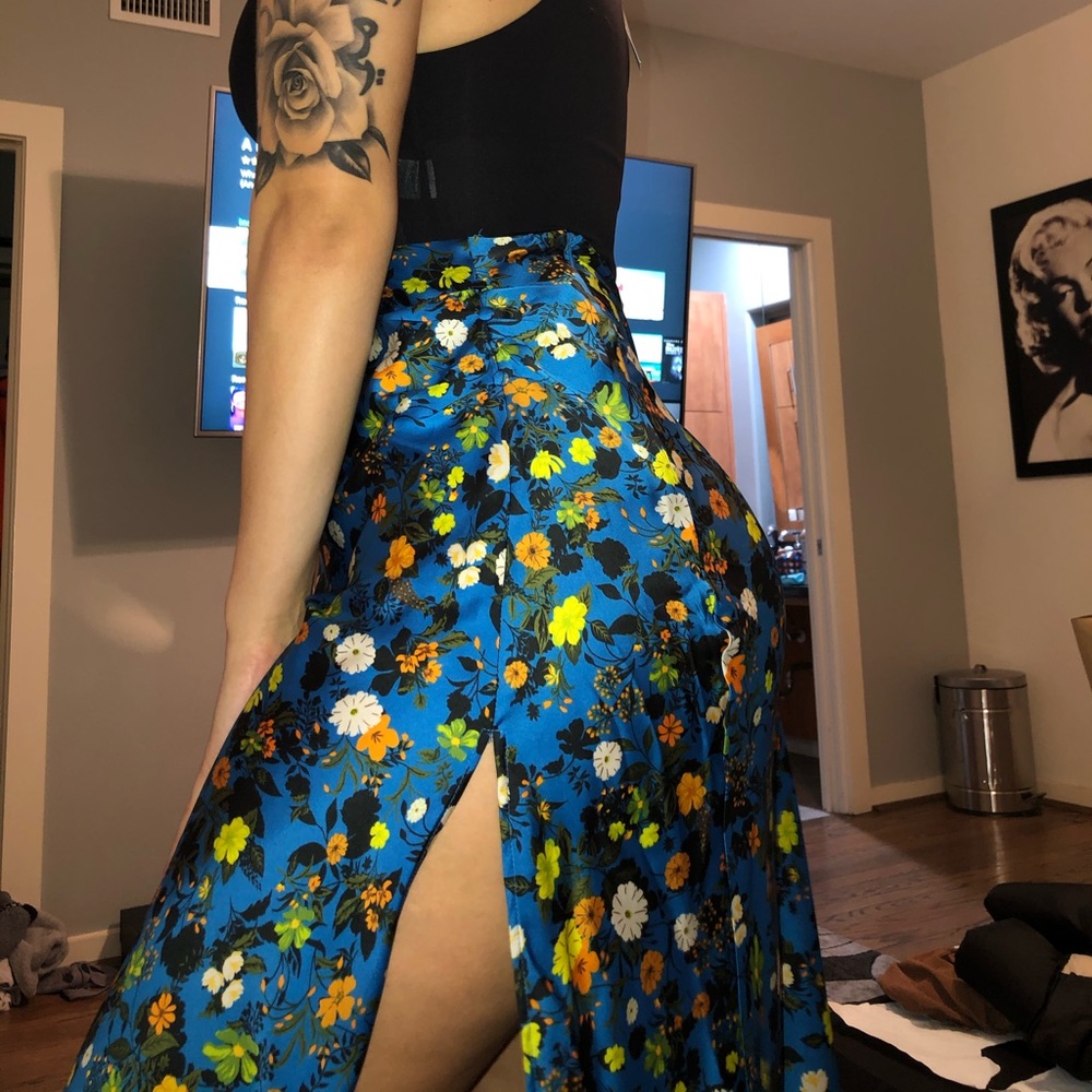 BLUE FLORAL PATTERN SATIN SKIRT